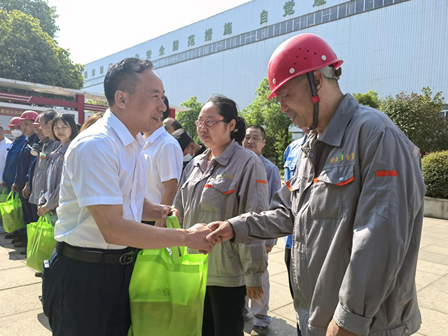 夏日炎炎，領(lǐng)導(dǎo)為職工送“清涼”